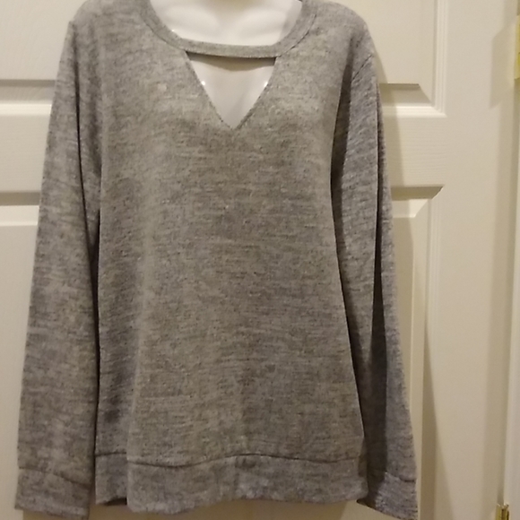 Bobbie Brooks Tops - 💰Gray Sweater Shirt 💰
